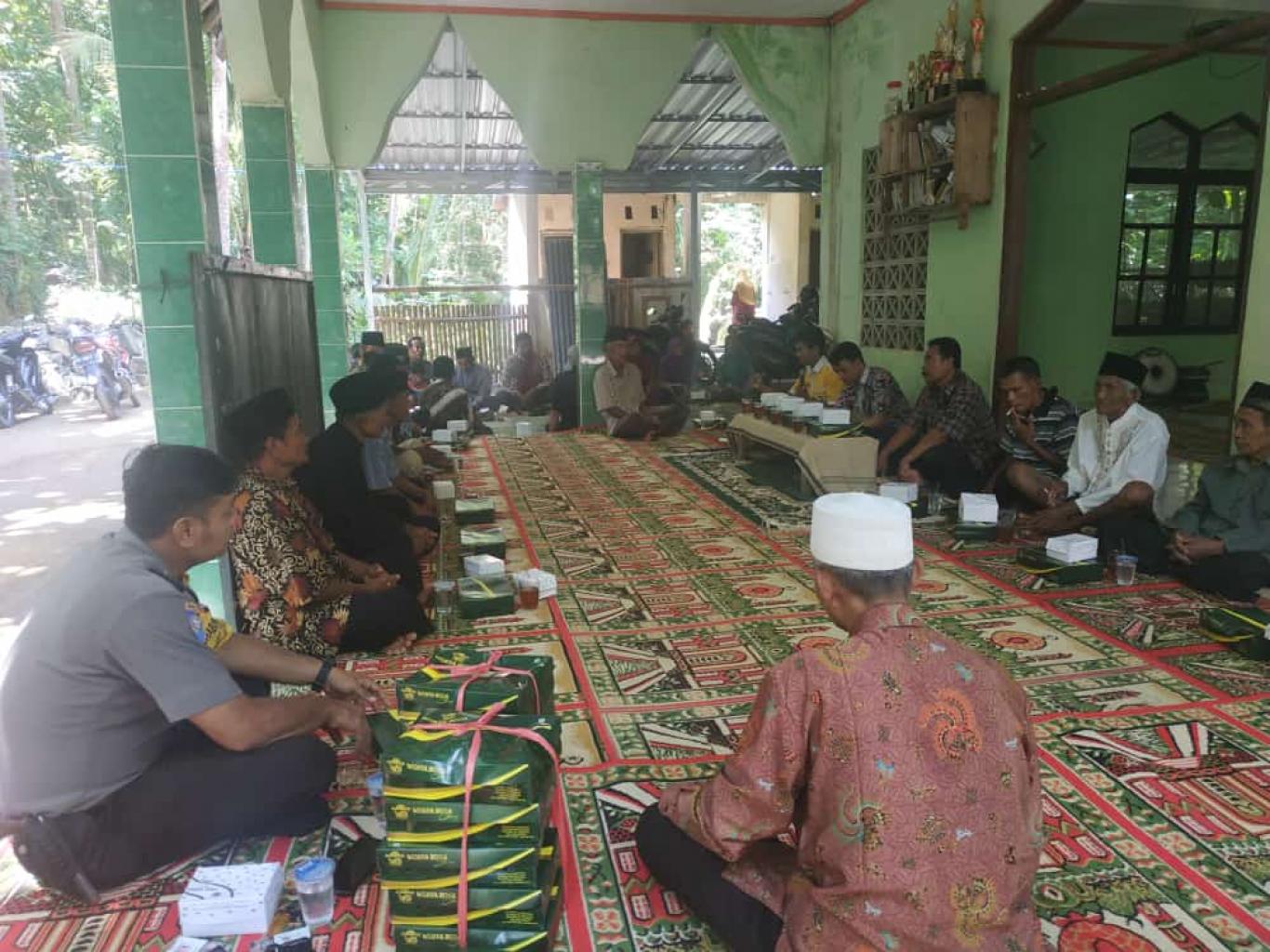 SOSIALISASI PEMBANGUNAN COR BLOK DARI DISNASKERTRANS DIY DI DUSUN BLALI RT 04
